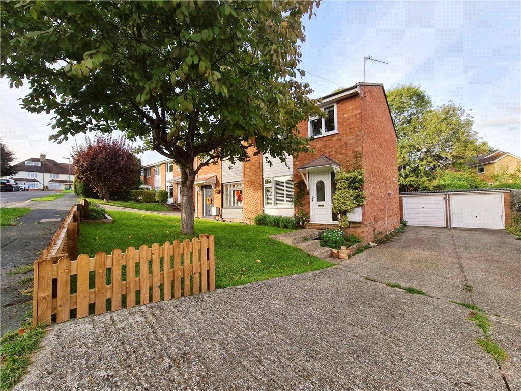 3 bed semidetached house for sale in Rushden Way, Farnham, Surrey GU9