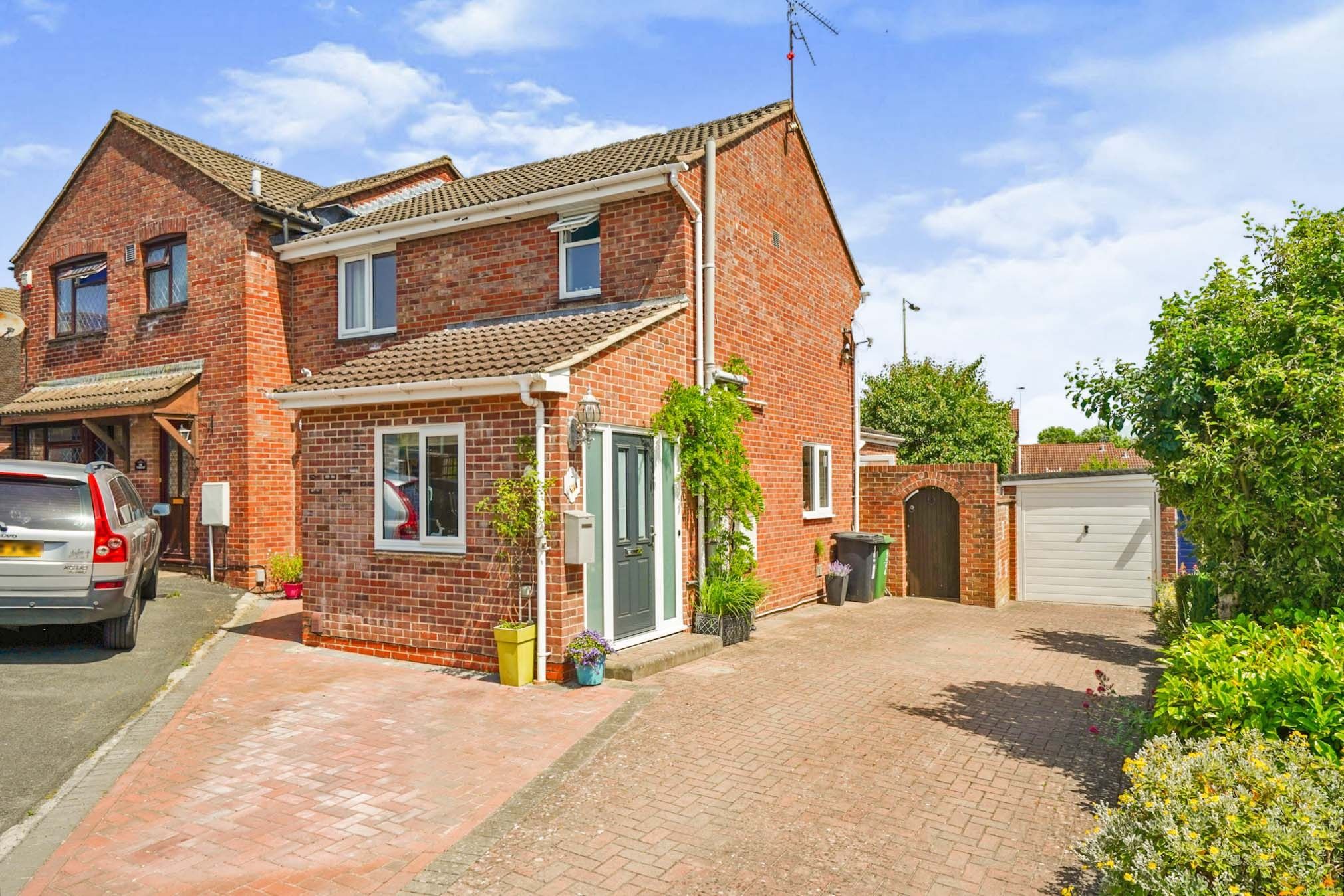 3 bed semidetached house for sale in Castlefield Close Eastleaze