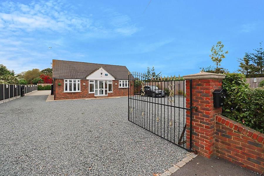2 bed detached bungalow for sale in Cranfield Park Avenue, Wickford