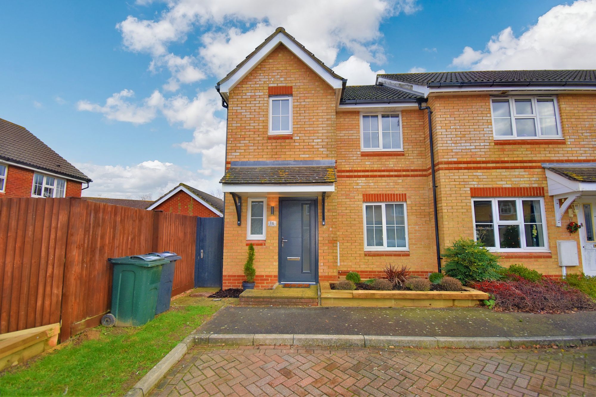 3 bed semidetached house to rent in Kestrel Close, Kingsnorth TN23