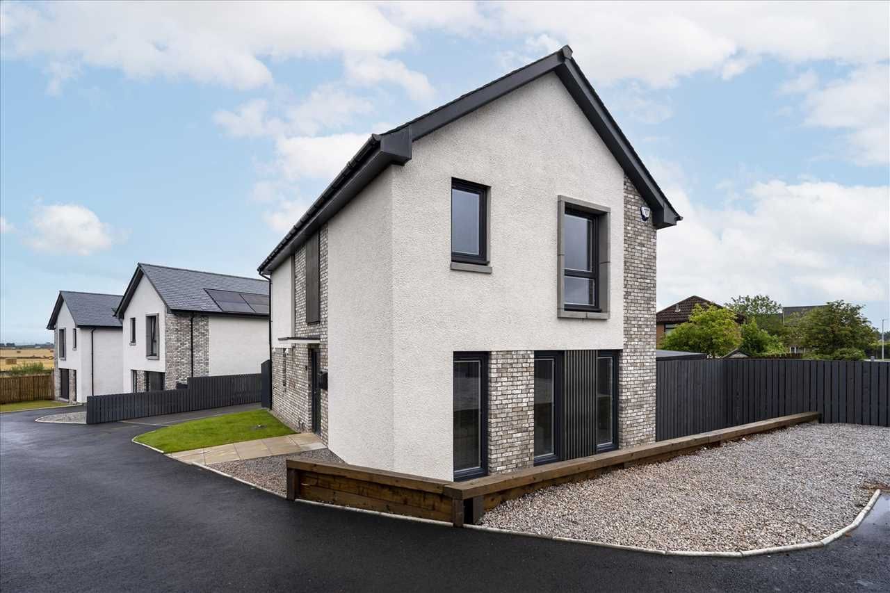 3 bed detached house for sale in Edward Avenue, Stenhousemuir, Larbert