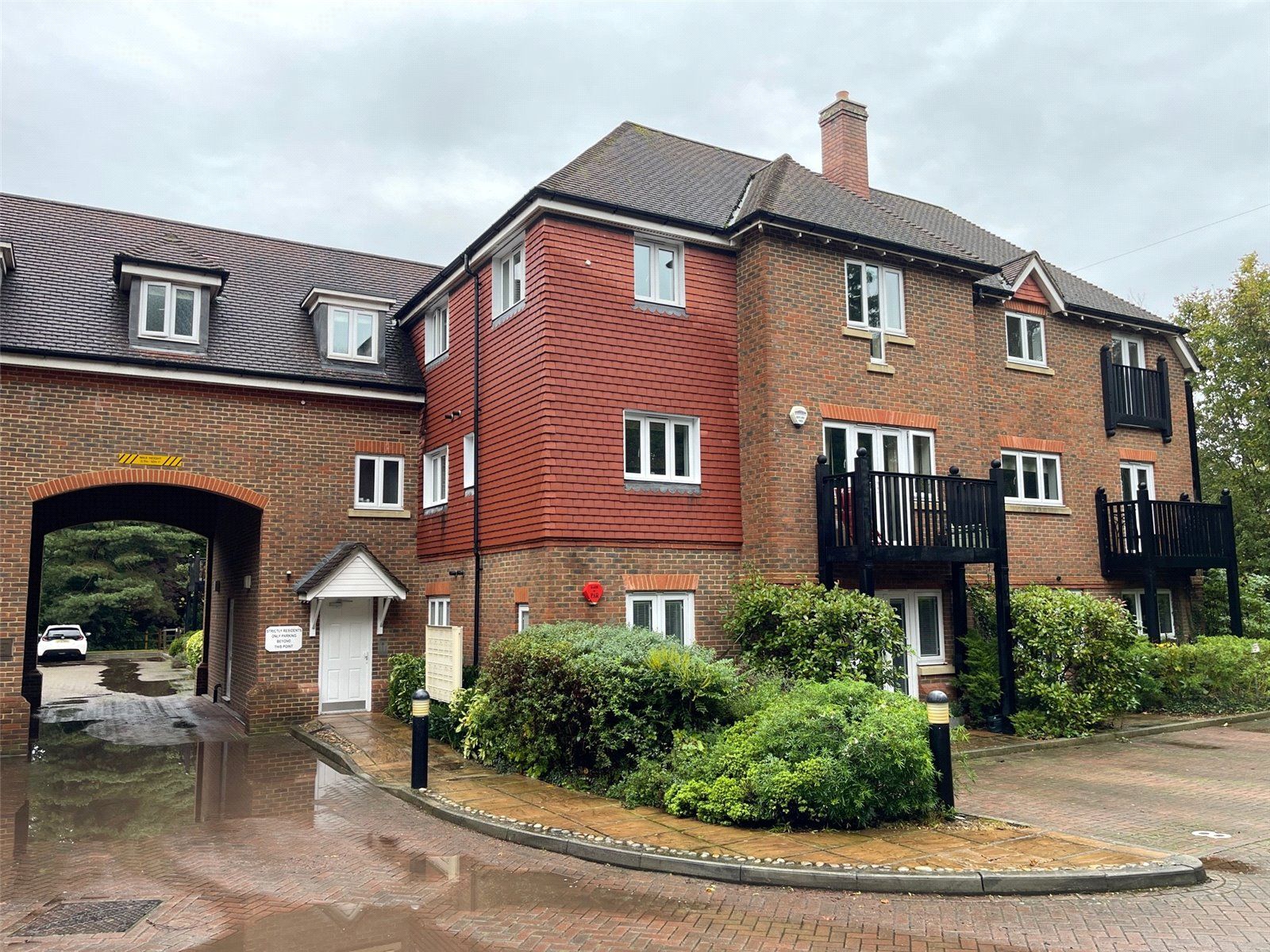 2 bed flat to rent in Copthorne Common Road, Copthorne, Crawley, West