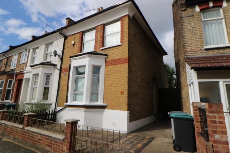3 bed property to rent in Cheshire Road, Bowes Park N22 Zoopla