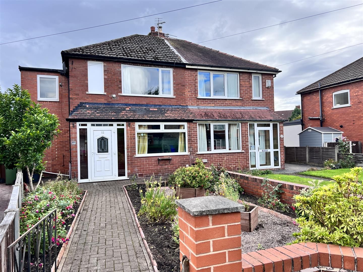3 bed semidetached house for sale in Thornhill Close, Denton