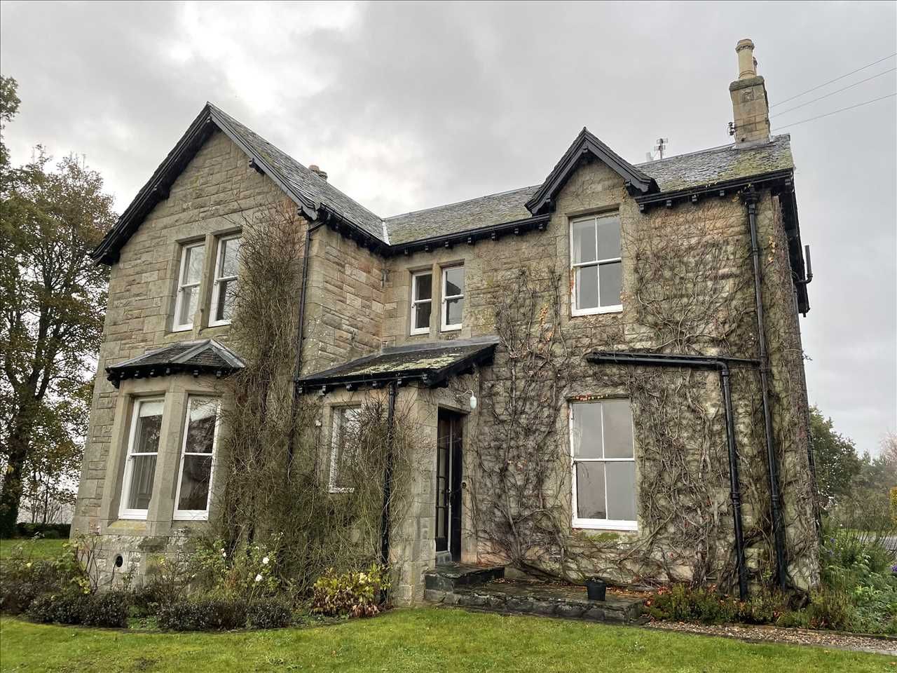 4 bed farmhouse to rent in Newmiln Farmhouse, Tibbermore, Perth PH1