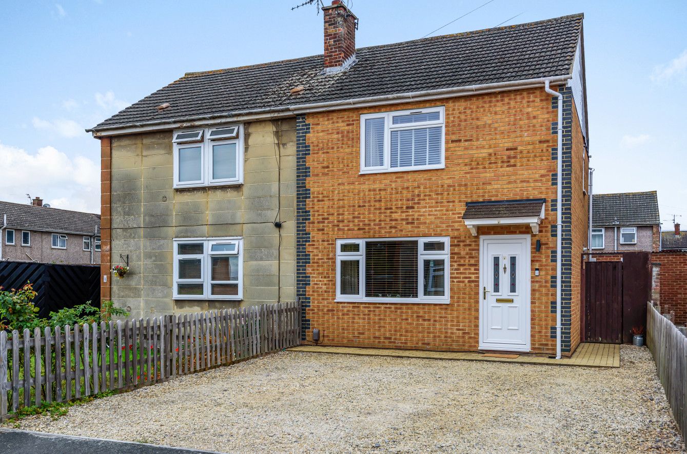 2 bed semidetached house for sale in Draycott Close, Swindon