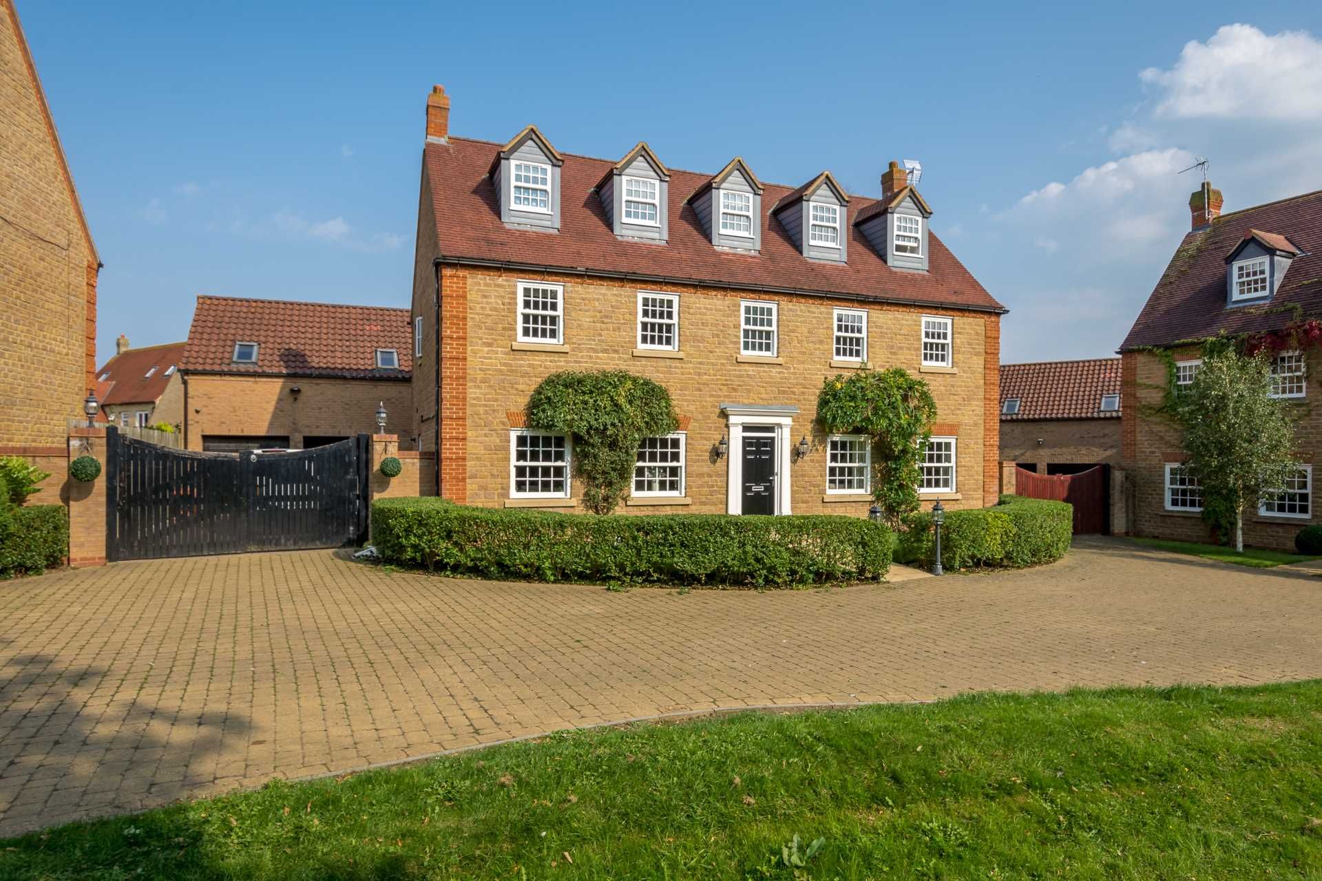 5 bed detached house for sale in Whittington Chase, Kingsmead MK4 Zoopla