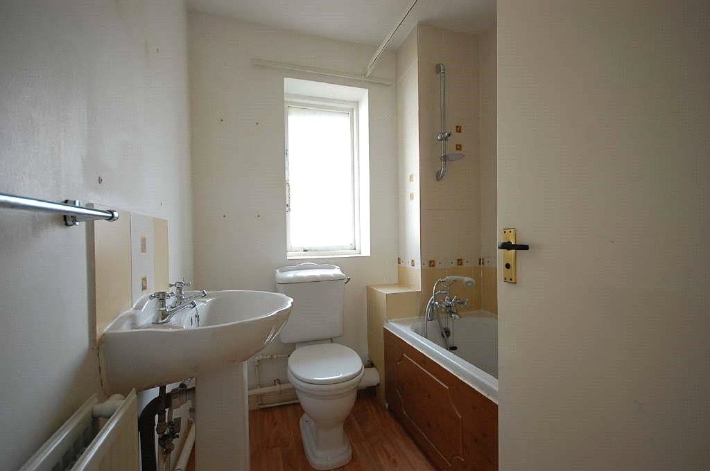 2 bed end terrace house to rent in Lintons Lane, Epsom, Surrey KT17