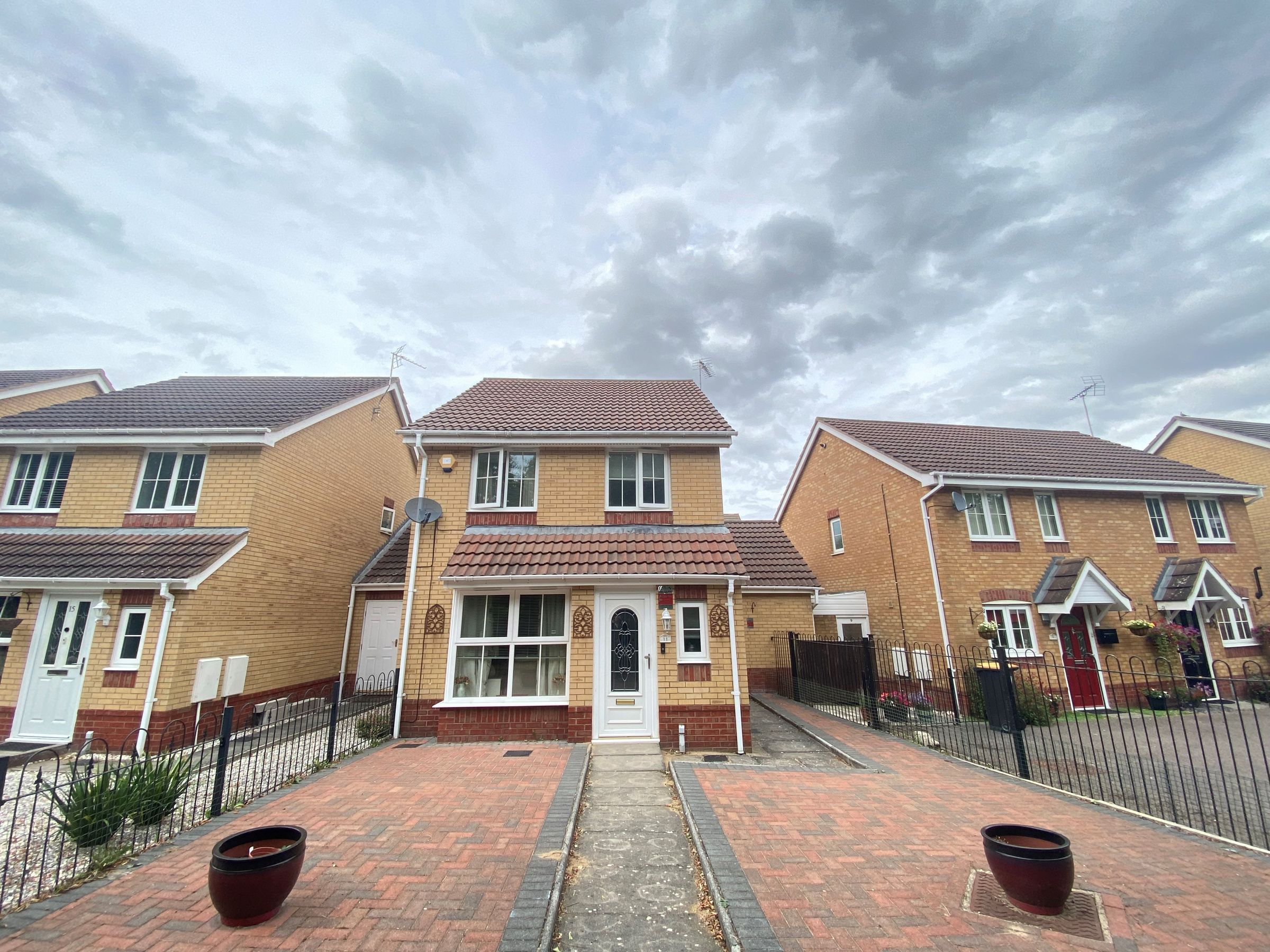 3 bed detached house to rent in Farriers Way, Houghton Regis, Dunstable