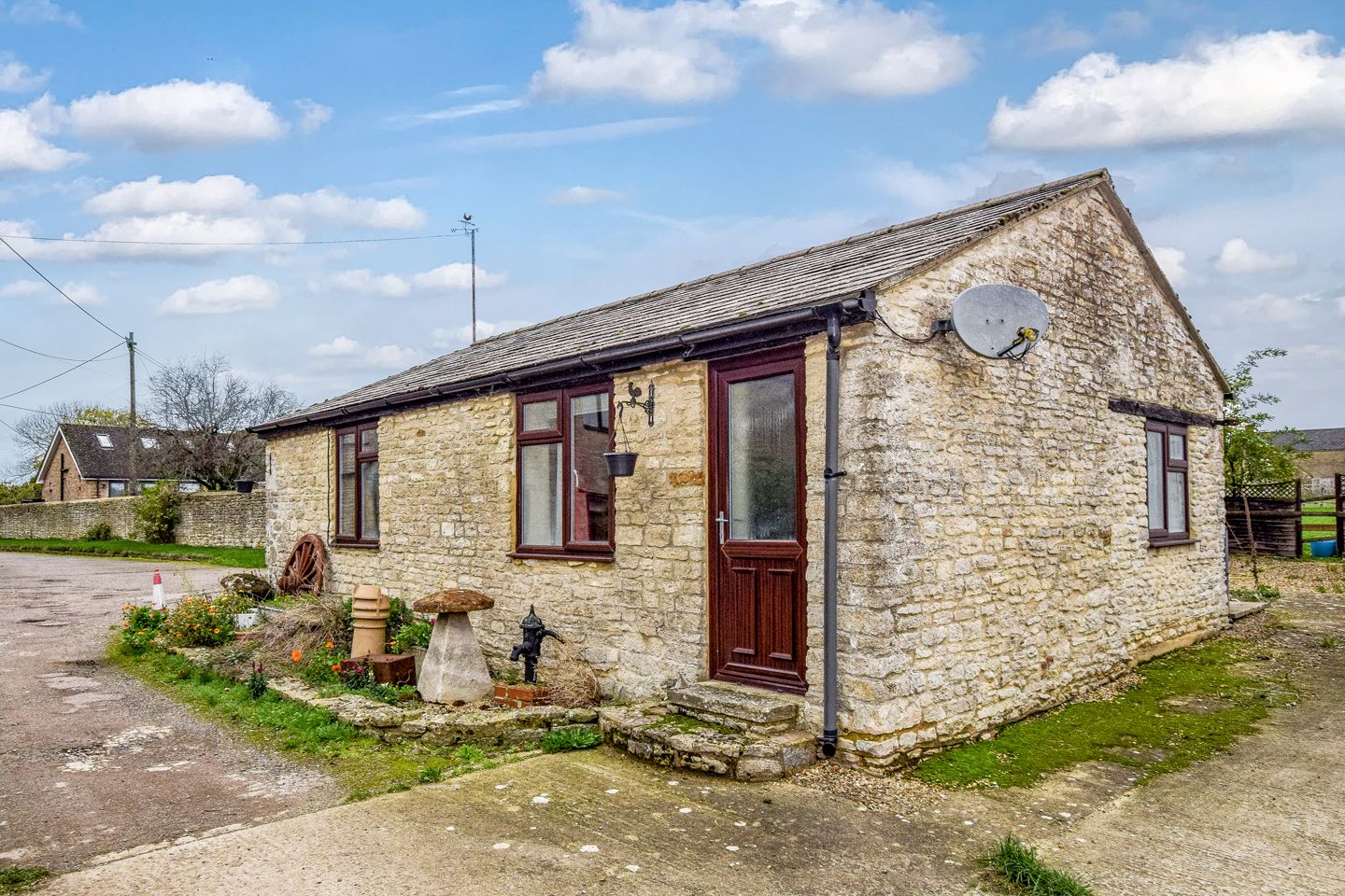 2 bed detached house to rent in East Street, Fritwell, Bicester OX27