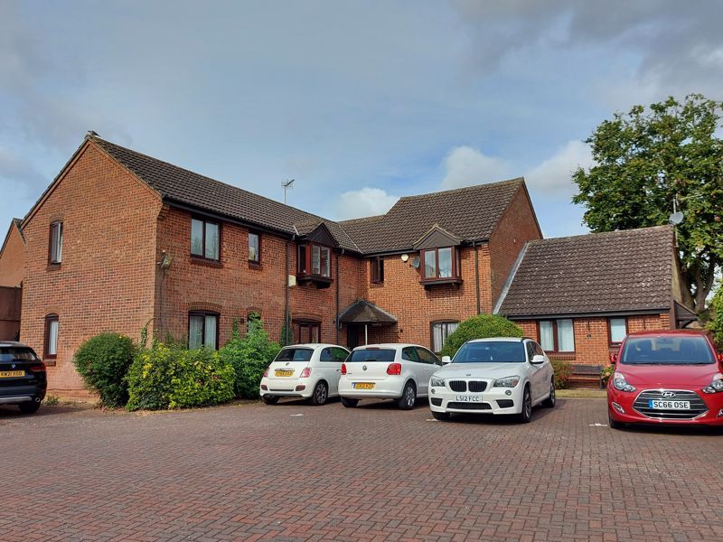 1 bed flat to rent in Squires Place, High Street, Toddington, Dunstable