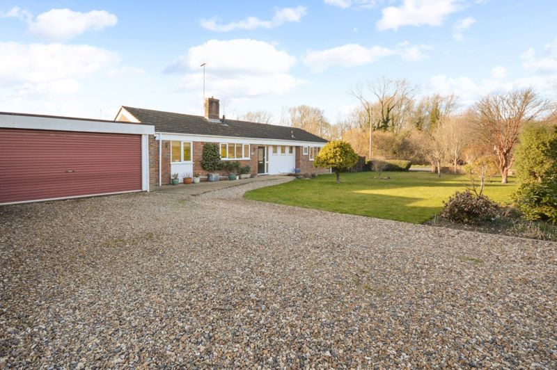 3 bed bungalow for sale in Grenville Avenue, Wendover, Aylesbury HP22