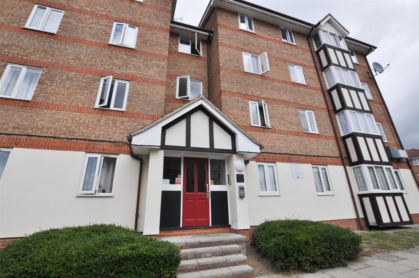 2 bed flat to rent in Chandlers Drive, Erith DA8 Zoopla