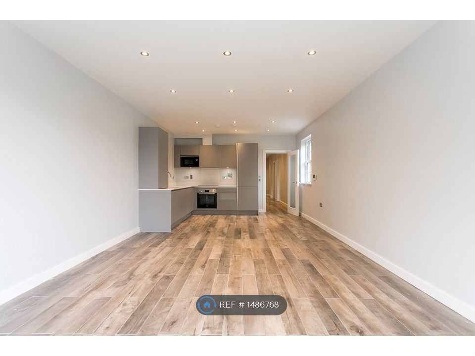 3 bed flat to rent in London Road, Southborough, Tunbridge Wells TN4