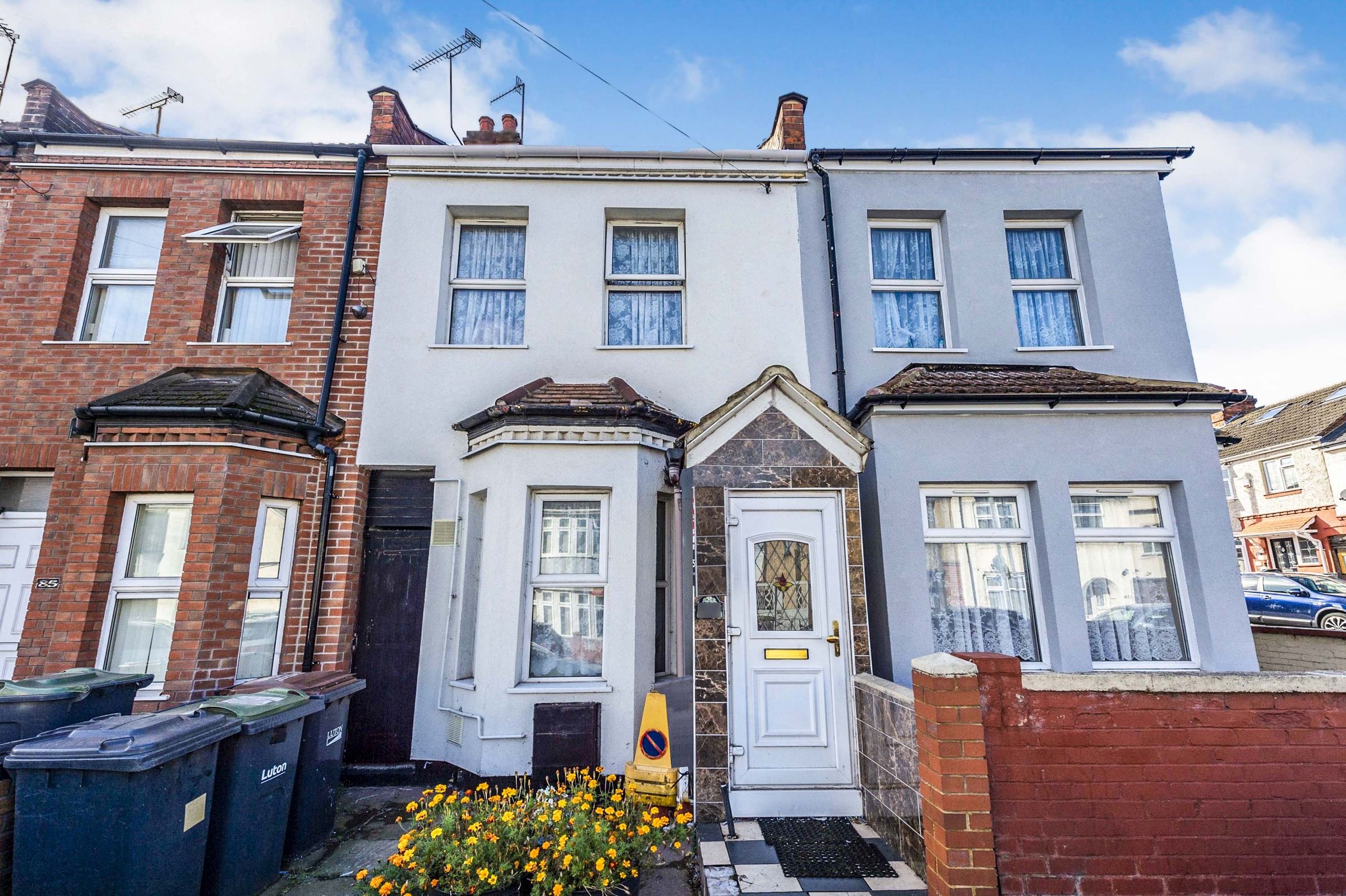 3 bed terraced house for sale in Selbourne Road, Luton LU4 - Zoopla