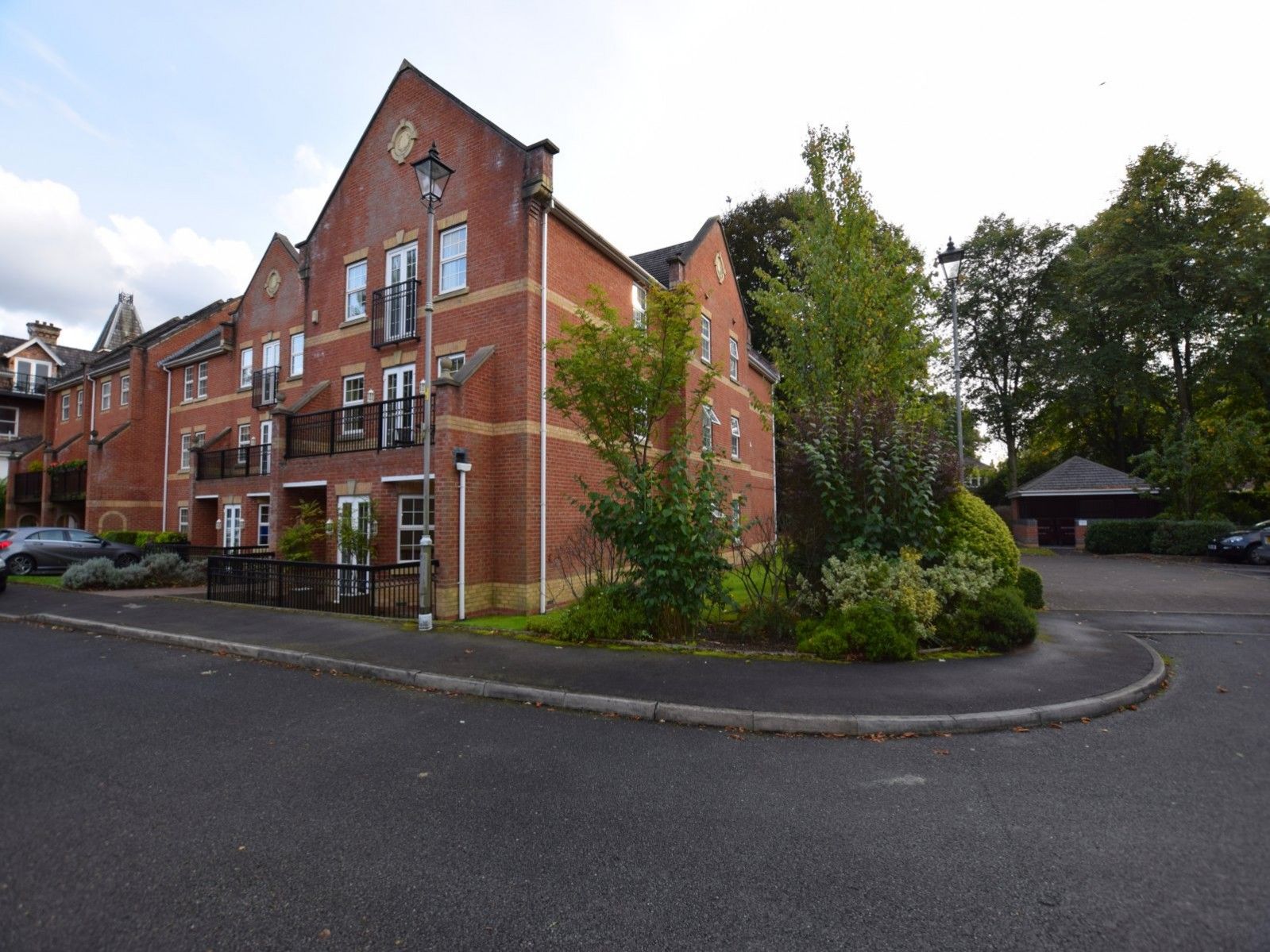 2 bed flat to rent in Holly Royde Close, West Didsbury, Didsbury