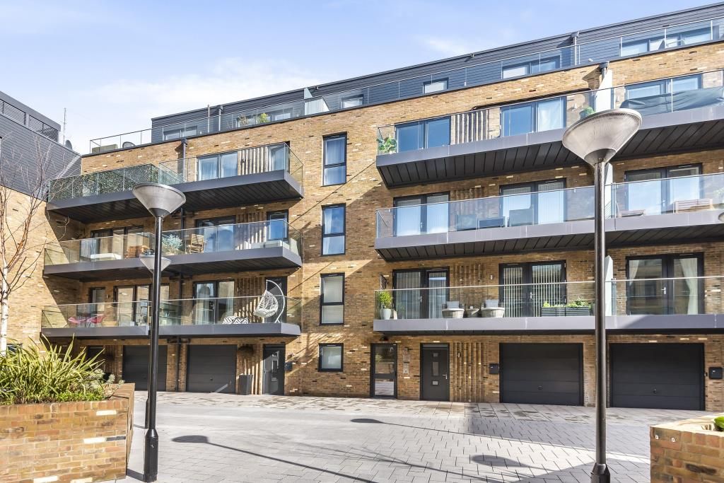 Swan Court, Isleworth TW7