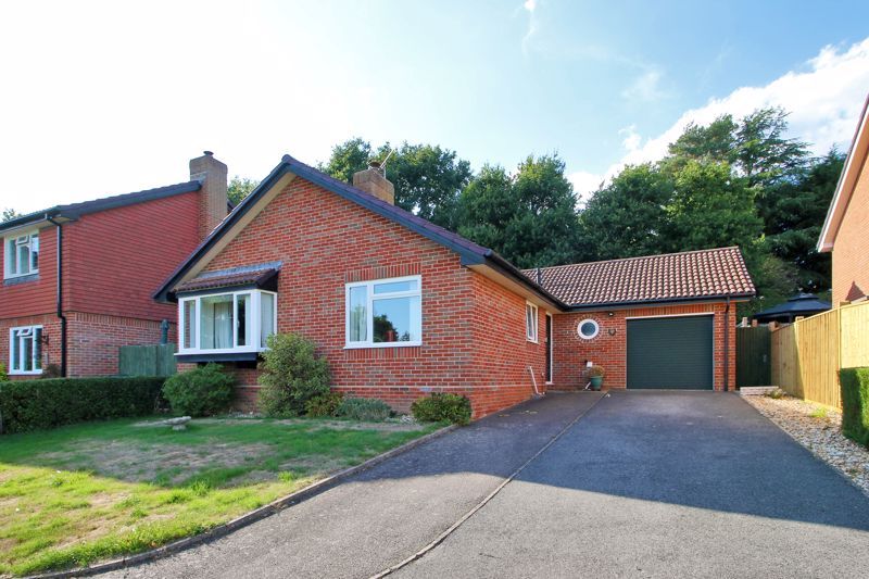 3 bed detached bungalow for sale in Knights Meadow, Uckfield, East