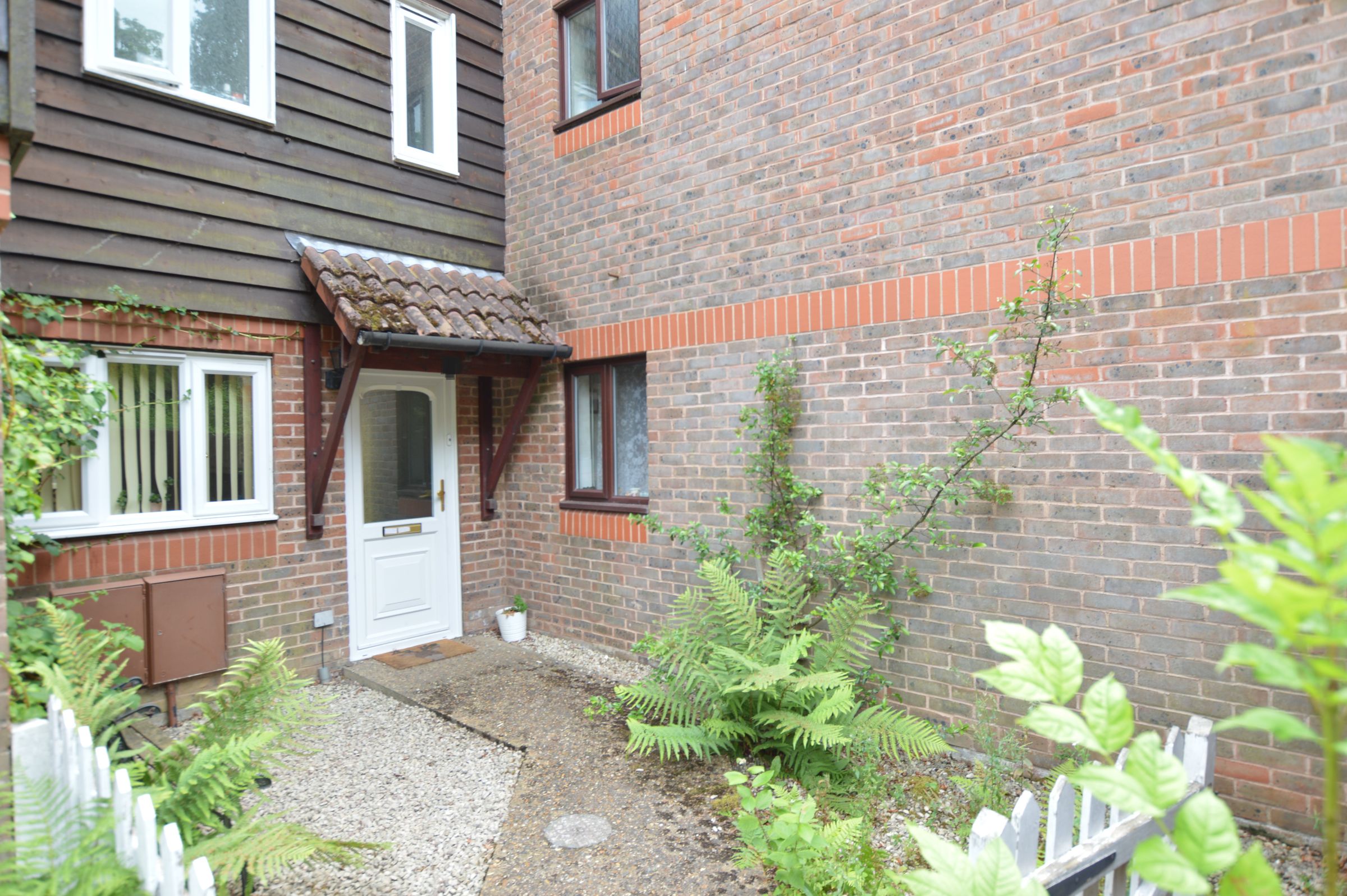 3 bed semidetached house to rent in Heron Walk, Sheerwater, Woking