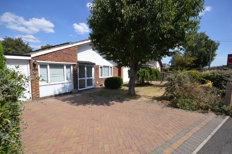 4 bed detached bungalow for sale in Wykeham Way, Haddenham, Aylesbury
