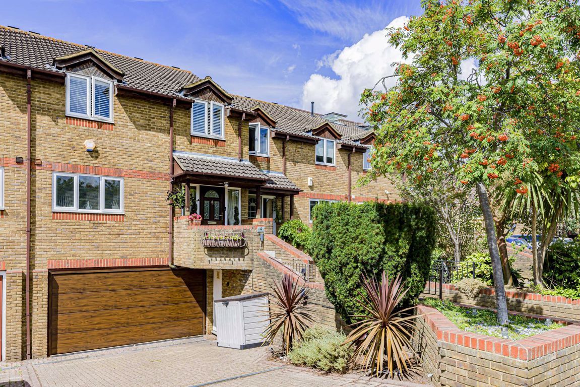 3 bed property for sale in Kempton Court, Kempton Avenue, SunburyOn