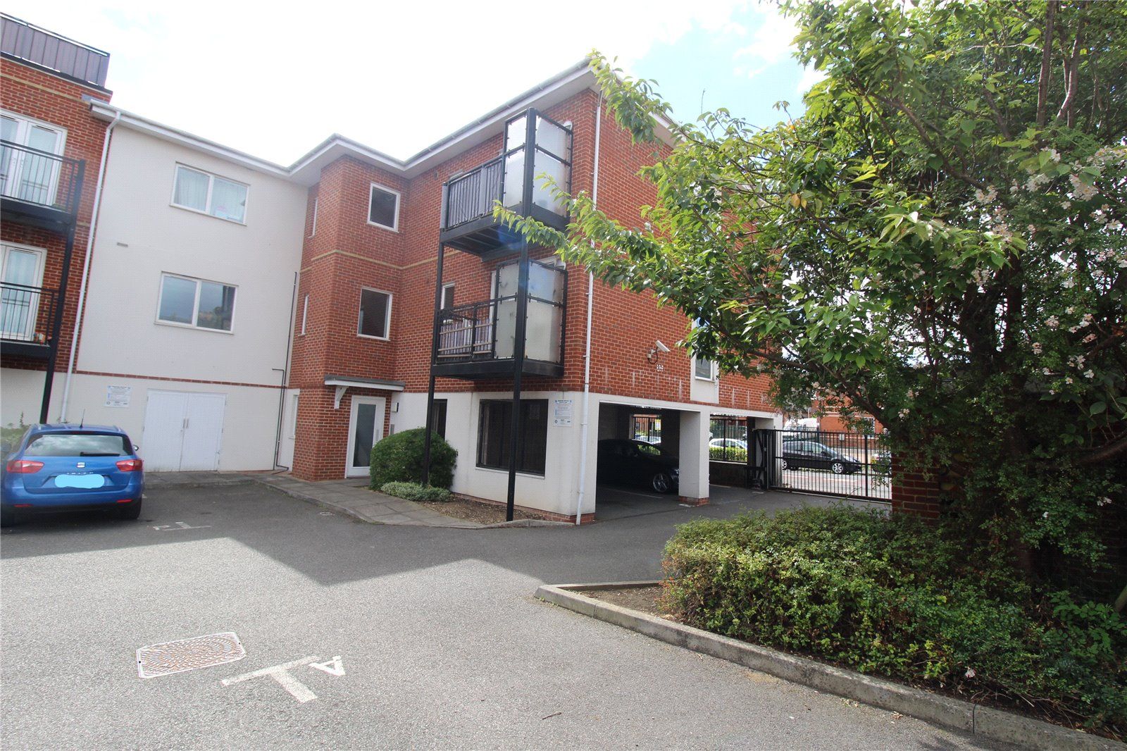 2 bed flat for sale in Abercromby Avenue, High Buckinghamshire