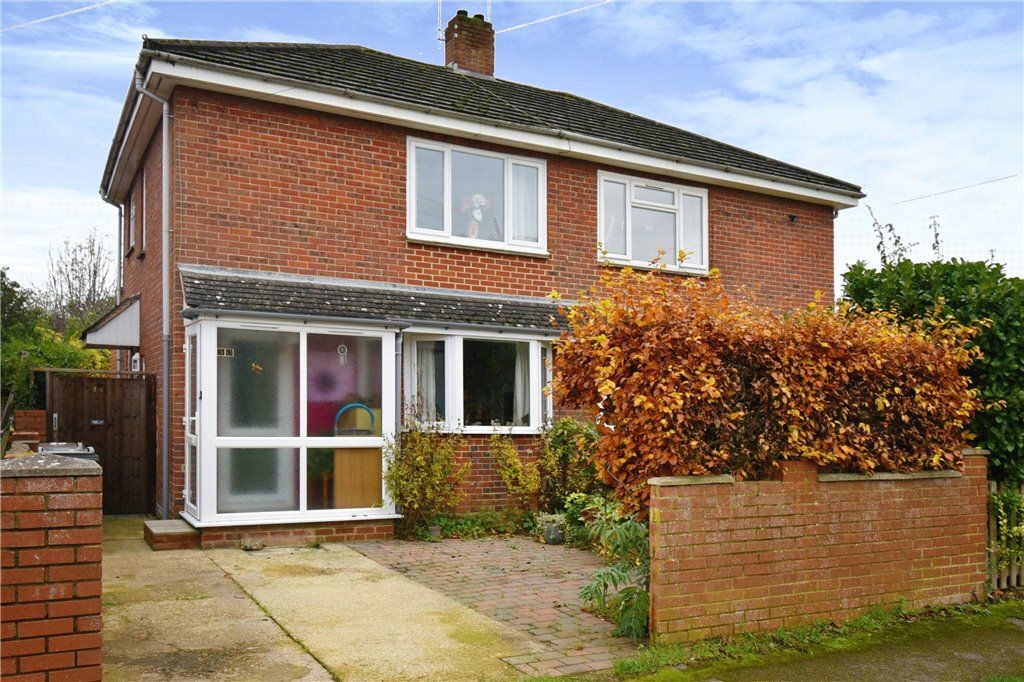 2 bed semidetached house for sale in Malmesbury Road, Romsey