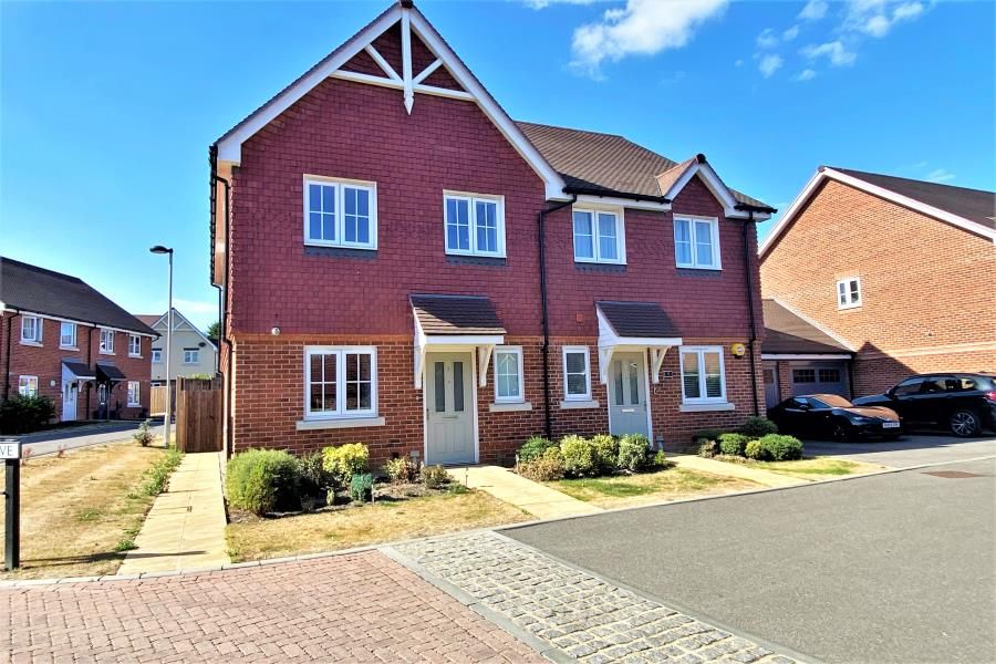 3 bed end terrace house to rent in Boxwood Grove, West End, Woking GU24 Zoopla
