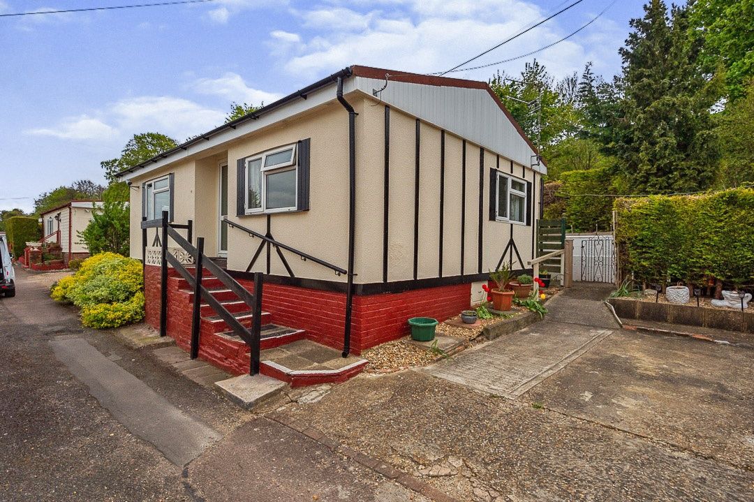 2 bed property for sale in Caddington Park, Skimpot Lane, Skimpot