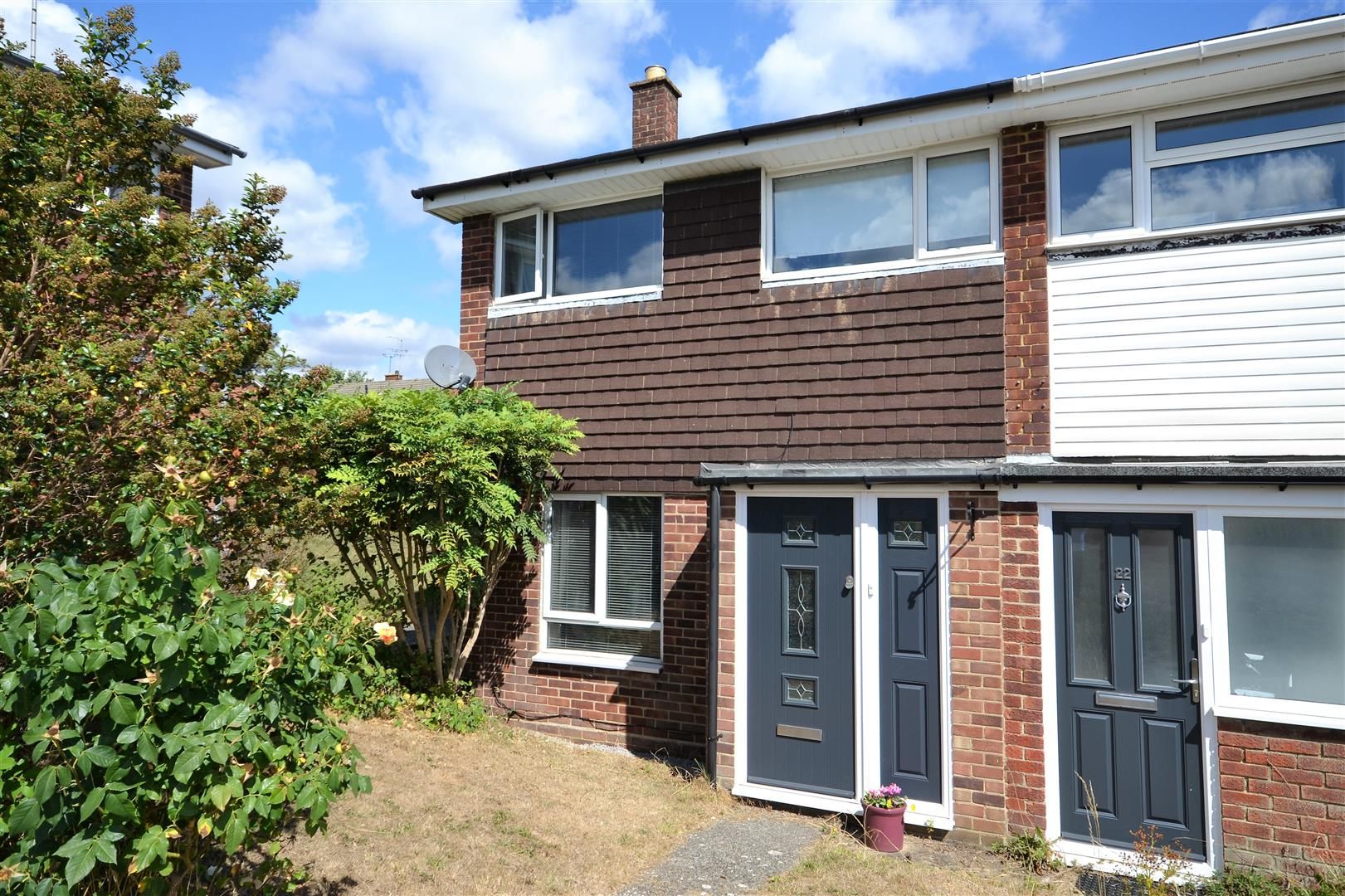 3 bed semidetached house for sale in Longcroft Close, Basingstoke RG21
