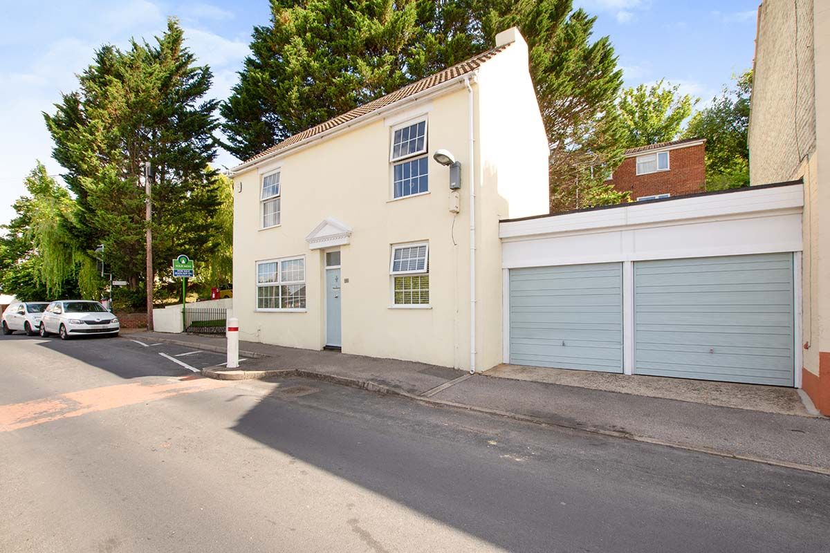 3 bed linkdetached house for sale in Beacon Road, Chatham, Kent ME5