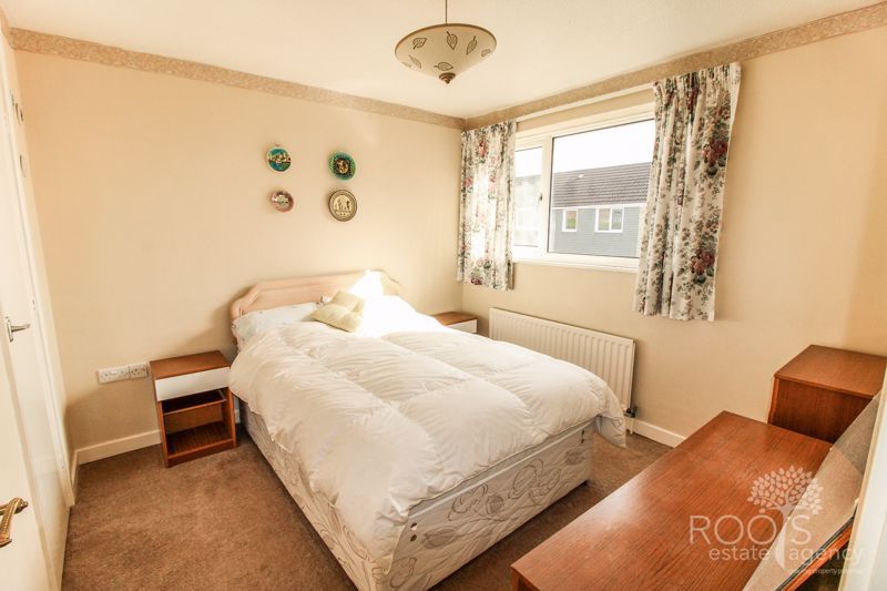 3 bed semidetached house for sale in Sagecroft Road, Thatcham RG18