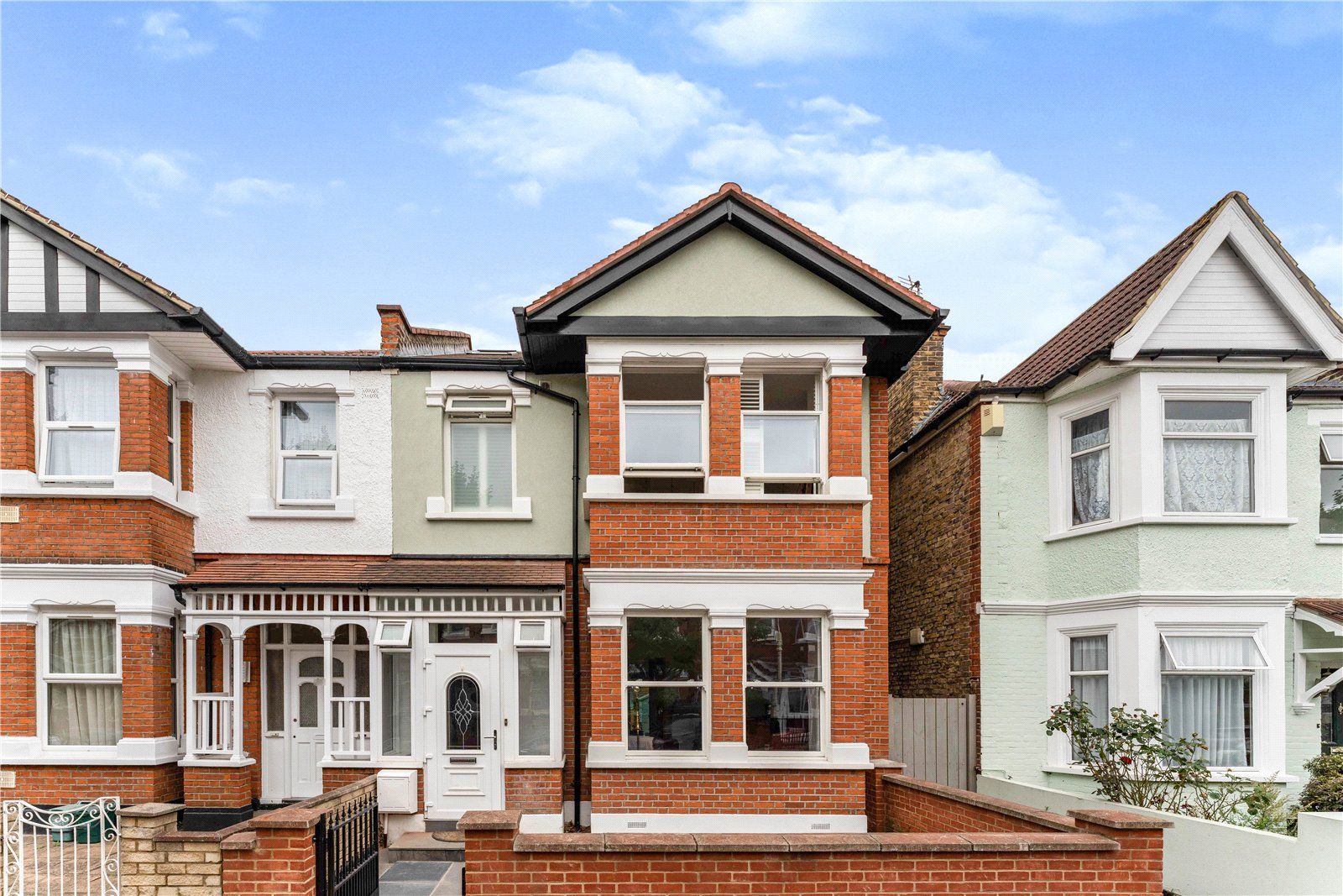 4 bed semidetached house for sale in Kingsdown Avenue, Northfields
