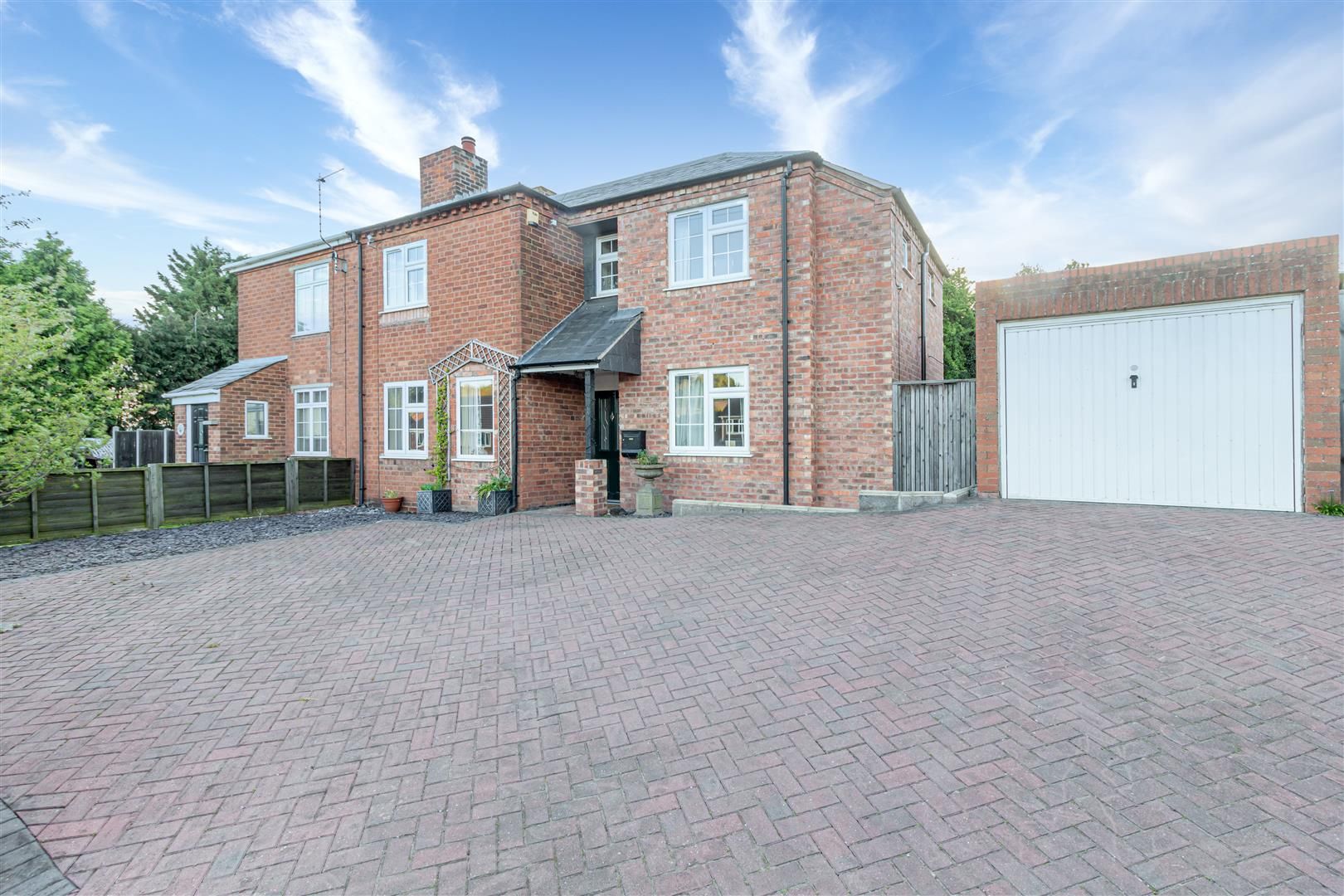 3 bed semidetached house for sale in Tolladine Road, Warndon