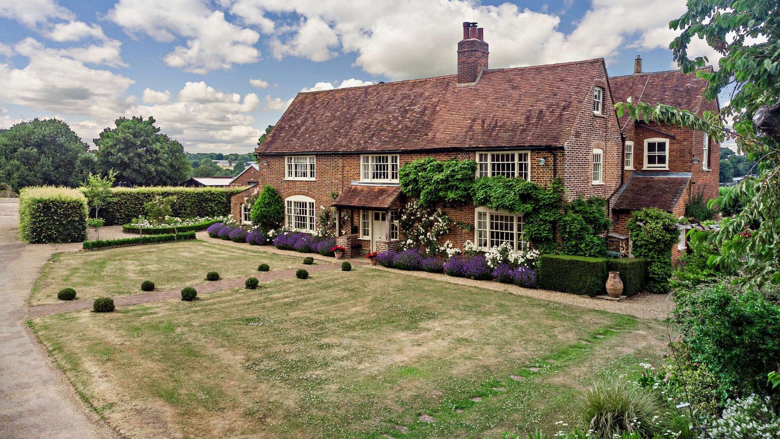 5 bed country house for sale in Bucks Hill, Kings Langley