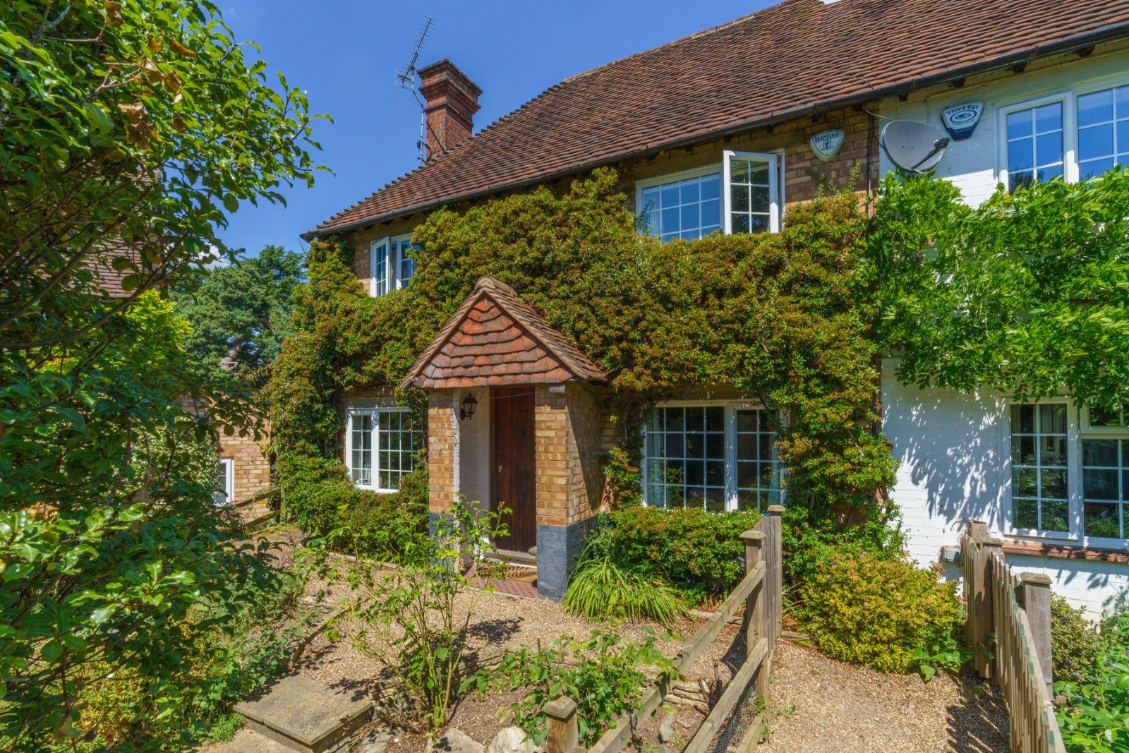 4 bed semidetached house for sale in Baconsmead, Denham Village