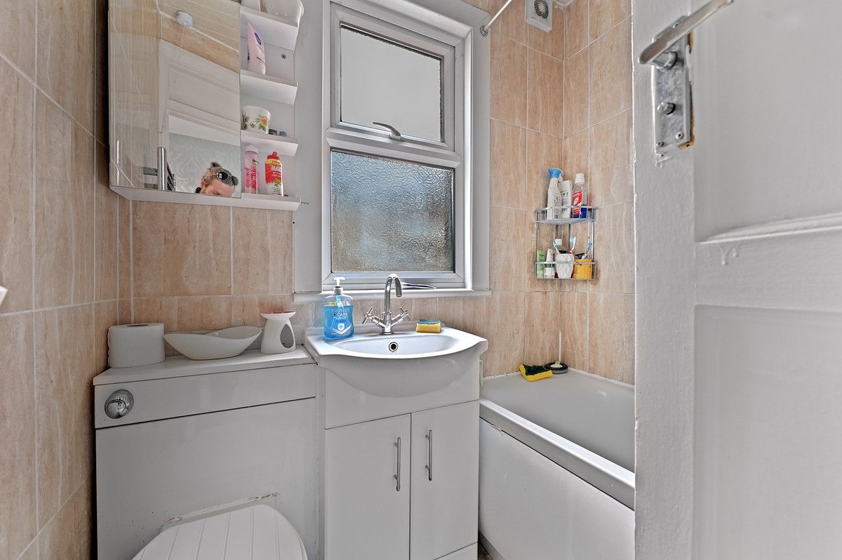 8 bed terraced house for sale in Hampton Road, Ilford IG1 Zoopla