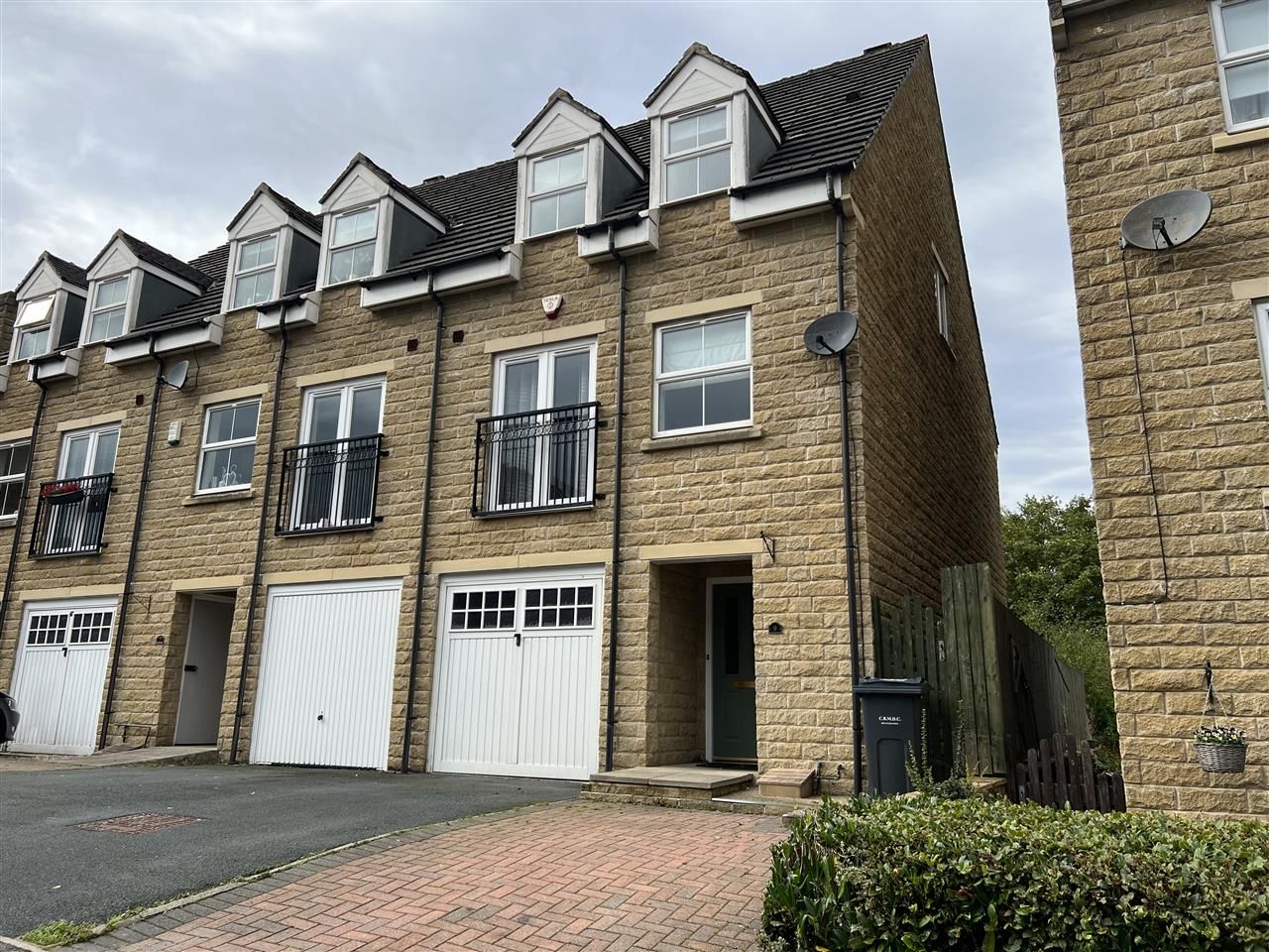 4 bed end terrace house for sale in Oberon Way, Cottingley, Bingley