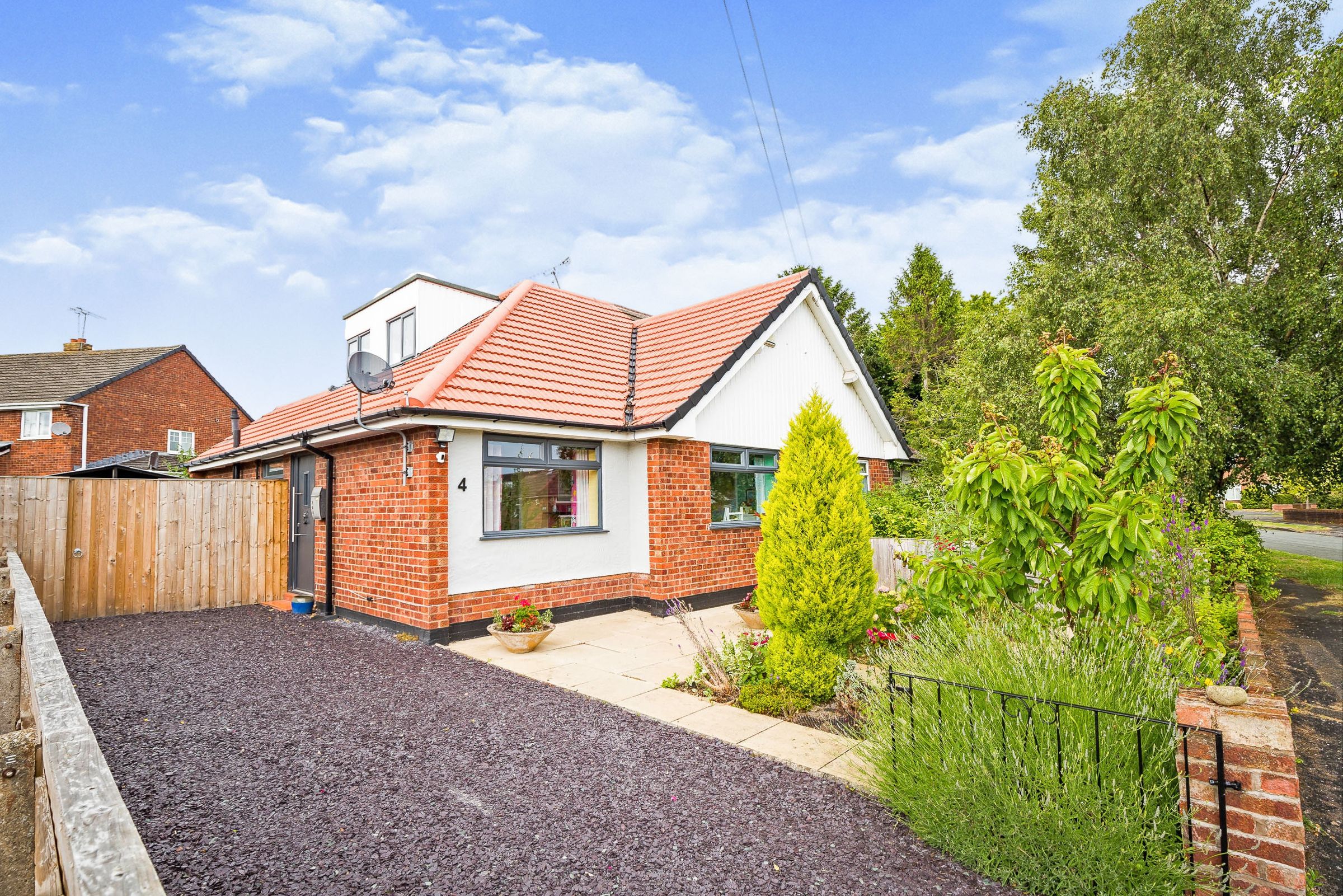 3 bed semidetached bungalow for sale in The Close, Saughall, Chester
