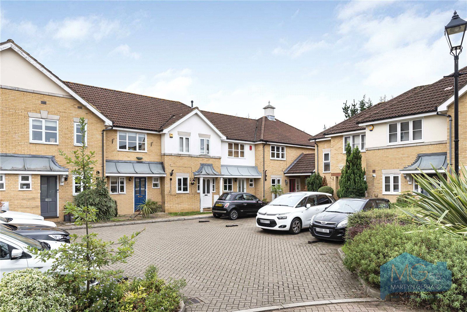 2 bed end terrace house for sale in Grenville Place, Mill Hill, London