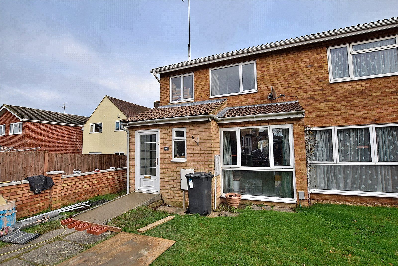 3 bed semidetached house for sale in Burges Close, Dunstable, Beds LU6