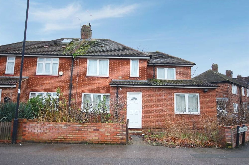 Weir Hall Road, London N18  