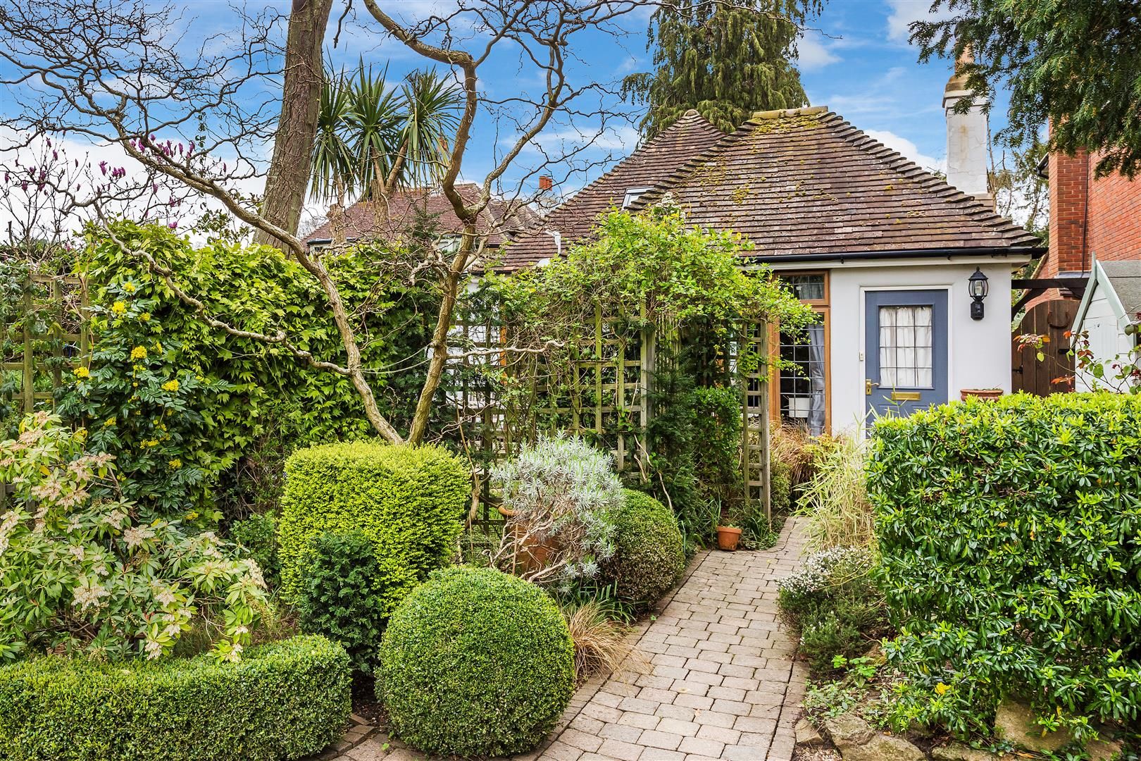 High Pine Close, Weybridge KT13  