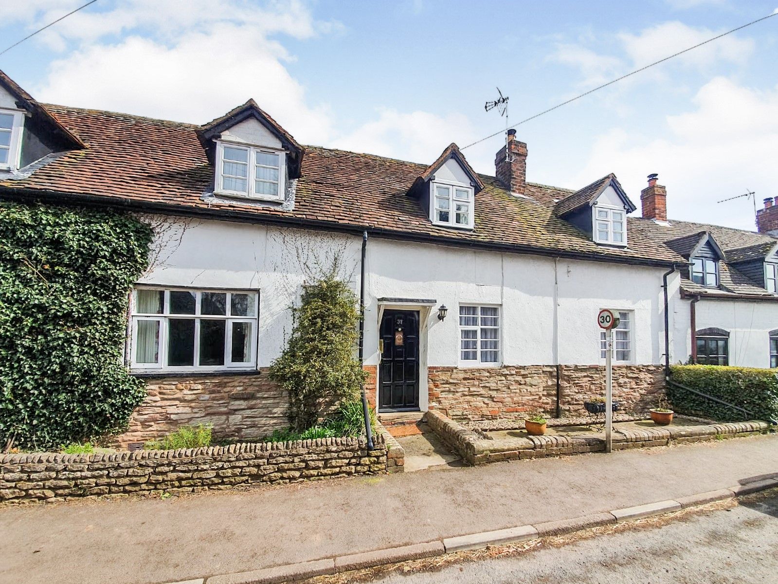 2 bed cottage for sale in The Village, CliftonOnTeme, Worcester WR6