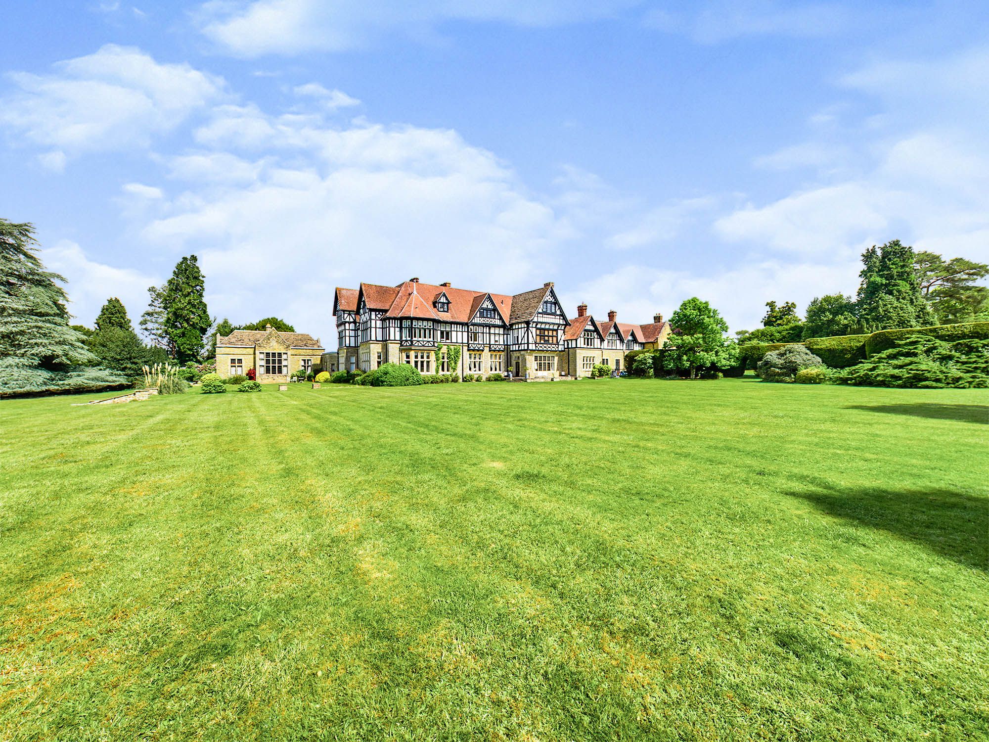 2 bed mews house for sale in Roffey Park, Forest Road, Colgate, Horsham