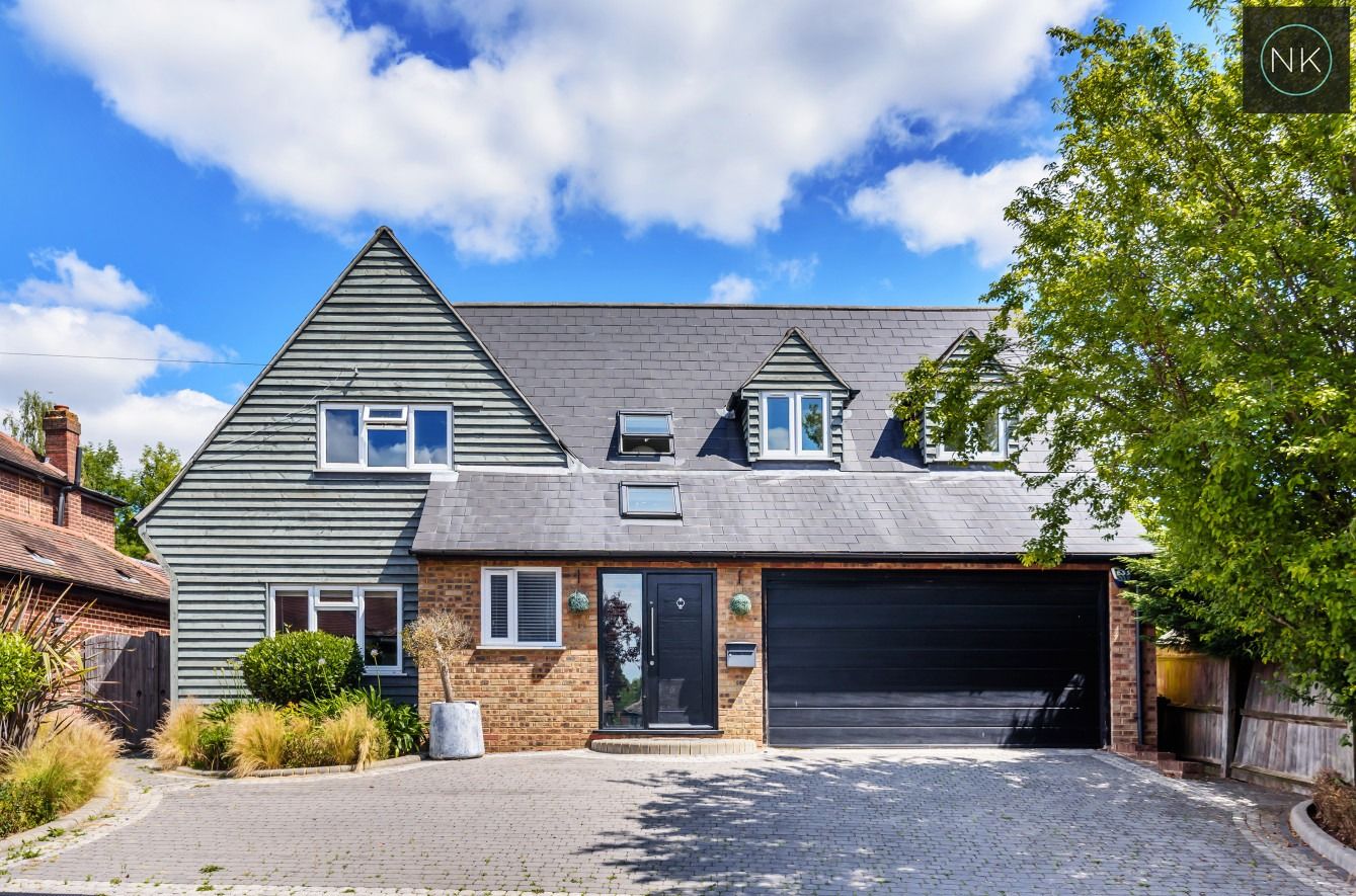 3 bed detached house for sale in Elizabeth Drive, Theydon Bois, Epping