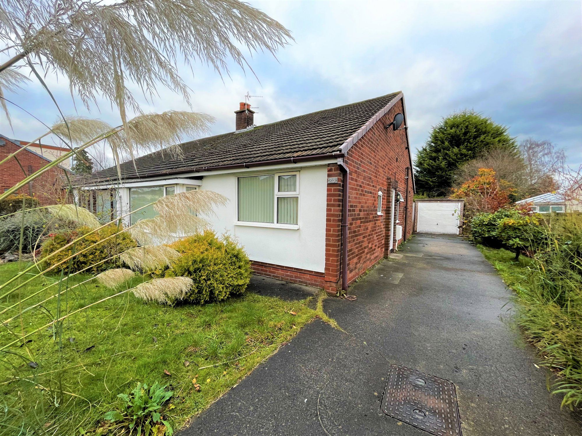 2 bed semidetached bungalow to rent in Hazelmere Road, Fulwood