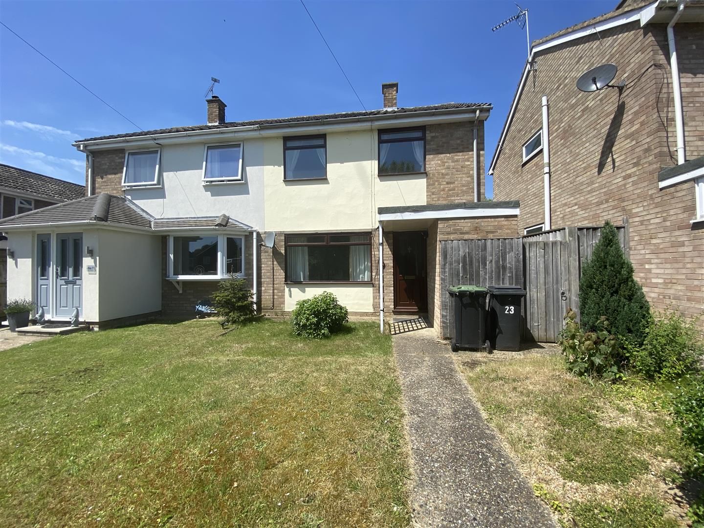 3 bed semidetached house for sale in Princes Gardens, Lower Somersham