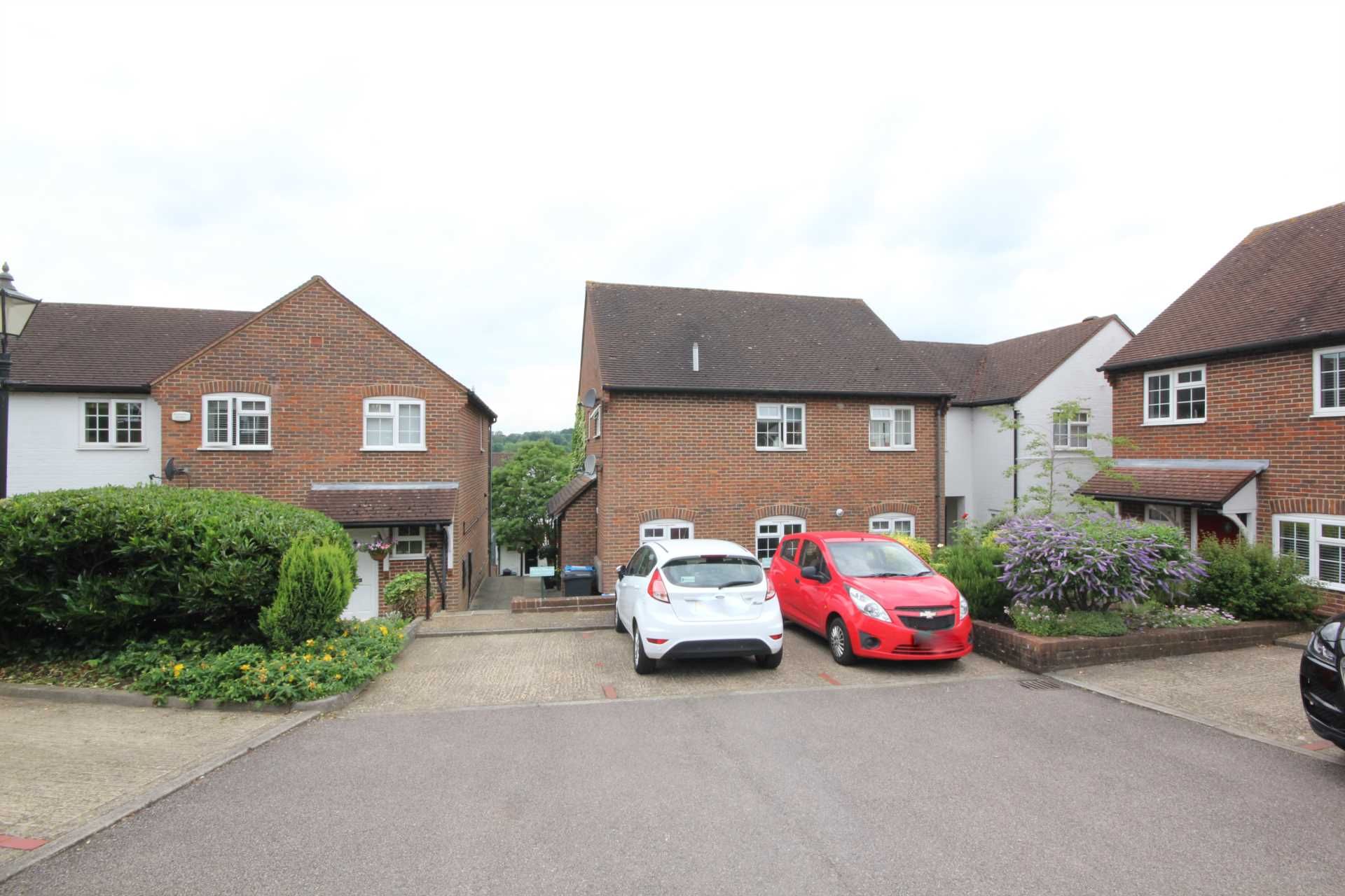 Chapel Cottages, Old Town. HP2  