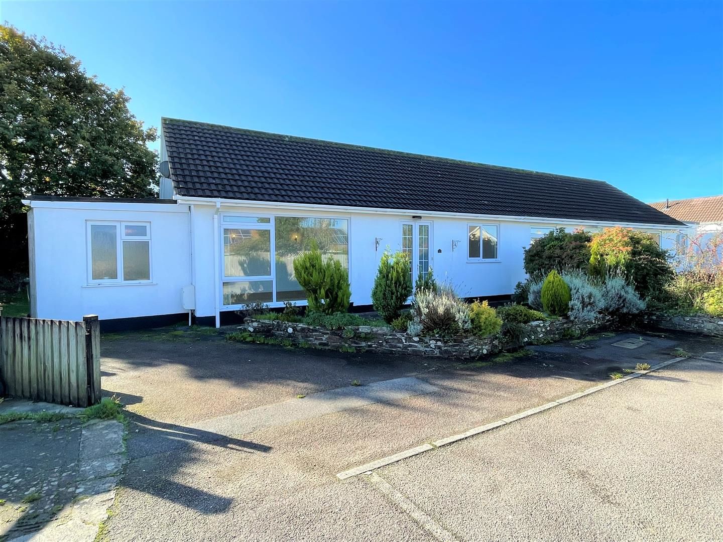 3 bed semidetached bungalow for sale in Knights Meadow, Carnon Downs